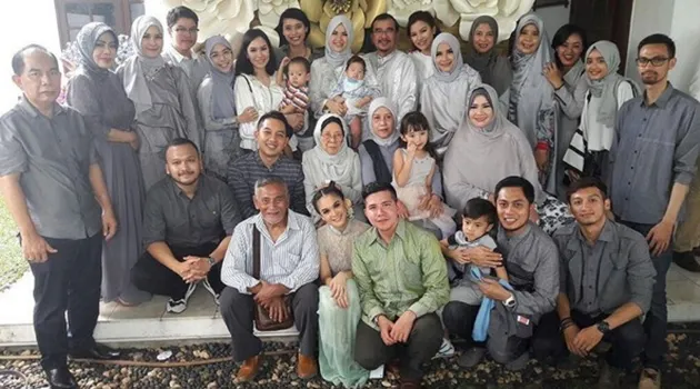 FOTO: Lamaran Haykal Kamil & Tantri Namirah, Cantik Serba ...