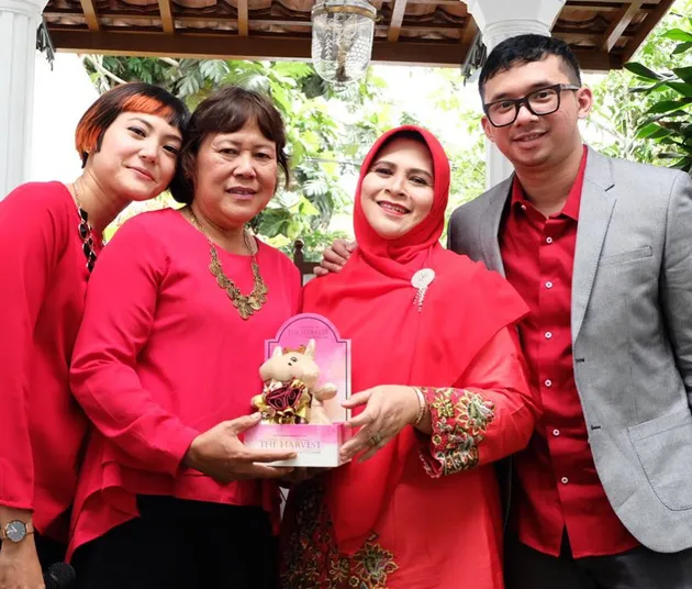 FOTO LAMARAN POPPY SOVIA - AHMAD GUSSAOKI, SANTAI 