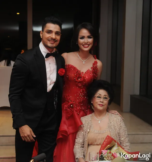 FOTO LAMARAN VIN RANA & NITA SOFIANI, MEWAH DI HOTEL 