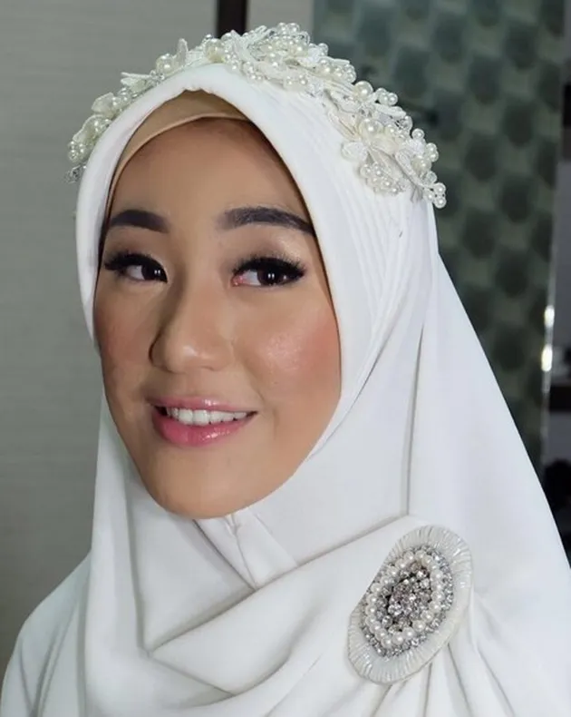 FOTO: Larissa Chou, Mualaf Cantik Menantu Ustaz Arifin ...