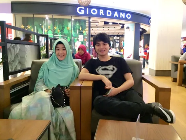 FOTO: Larissa Chou, Mualaf Cantik Menantu Ustaz Arifin ...