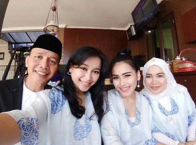 Foto Lebaran Keluarga Ayu Ting Ting Kembaran Outfit Karaoke Kapanlagi Com