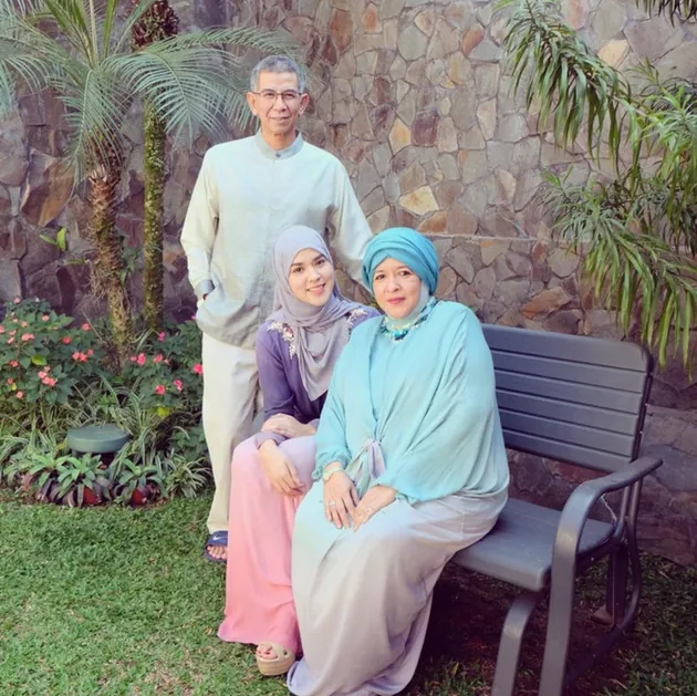 FOTO LEBARAN SYAHDU RAISA, CANTIK BERHIJAB - MESRA BARENG 