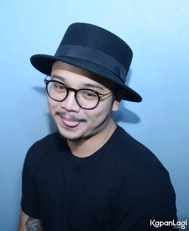 Derby Romero - Claudia Adinda