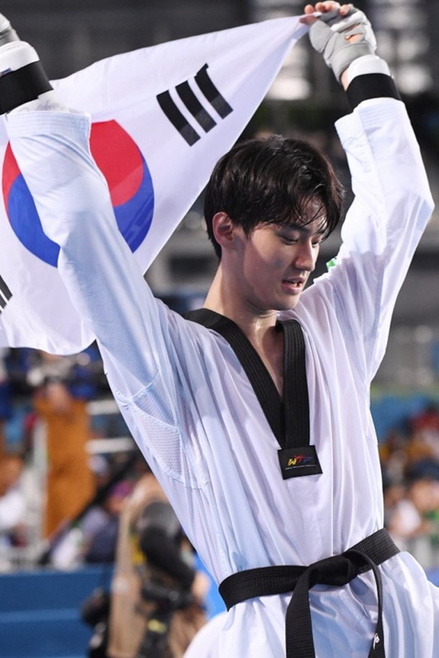 Photo of Lee Dae Hoon, Korean Taekwondo Athlete Pride, Handsome Dad with Cute Children