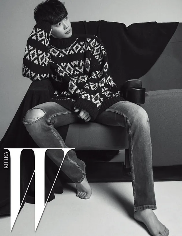 Lee Jong Suk memang terkenal banget memiliki aura ganteng yang membuat fans gemas saat melihat foto-fotonya.