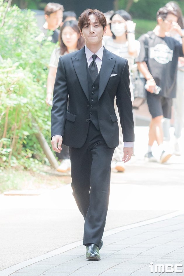 Photo of Lee Junho Attending 'Newsroom' Event, His Gu Won Style Plus Hermes Smile