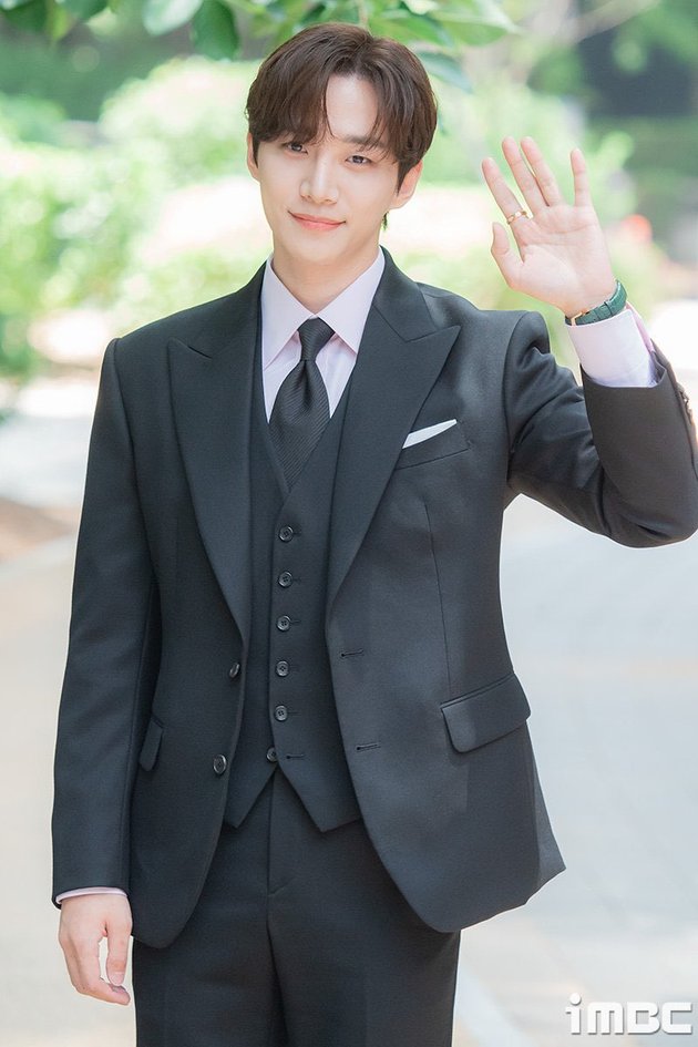 Photo of Lee Junho Attending 'Newsroom' Event, His Gu Won Style Plus Hermes Smile