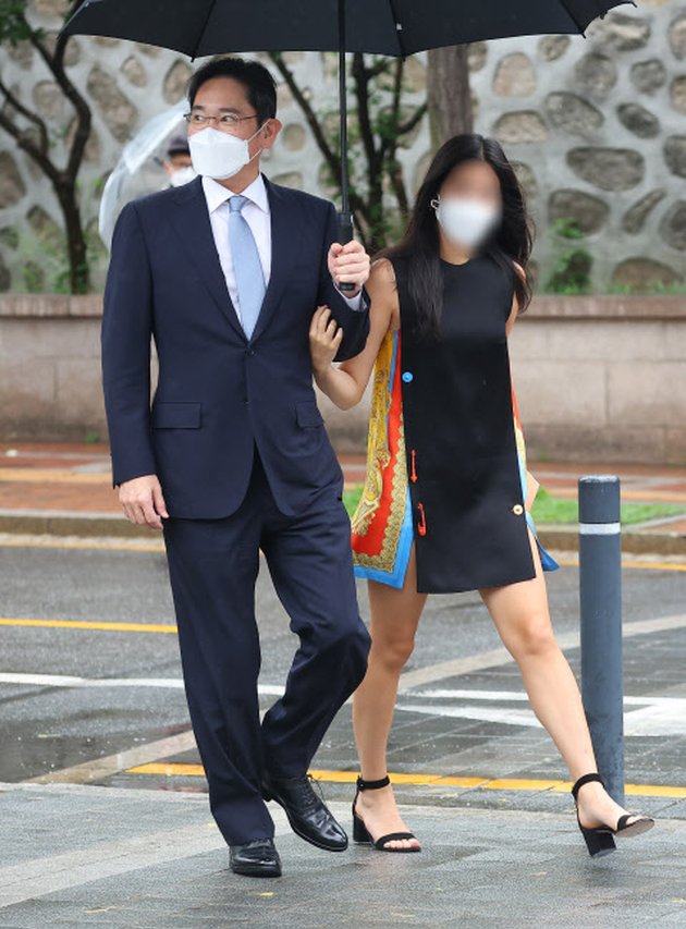 Photo of Lee Wonju, Daughter of Samsung Vice Chairman, Attending a Wedding, Supported by Her Father - The Dress She Wore is Sold Out