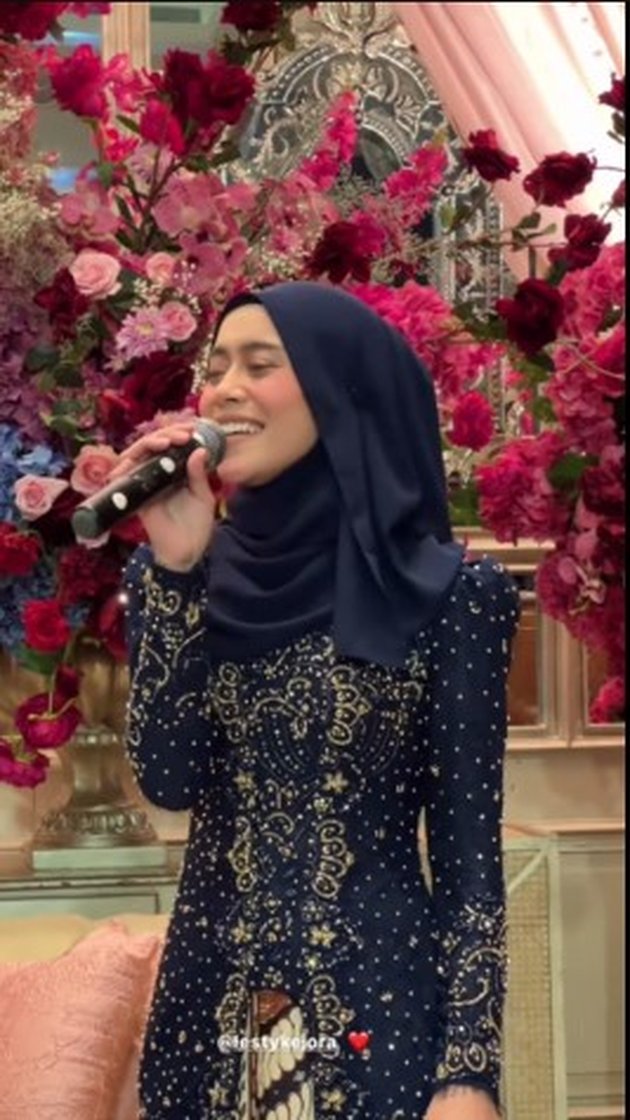 Lesti Singing at Her Brother's Wedding Reception, Rizky Billar Proudly Smiling
