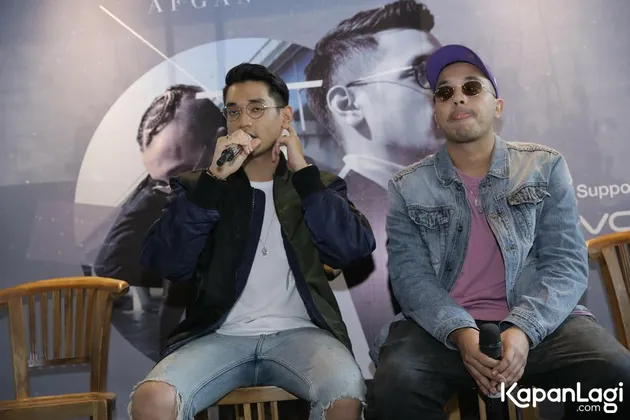 Secara lebih detail, pria kelahiran kota Jakarta ini menjelaskan tema yang diambil untuk isi dari lagu tersebut. Afgan bercerita kalau lagu itu soal pertemuan dengan mantan yang sudah mengenakan cincin nikah.