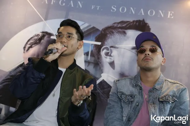 Penyanyi yang juga dikenal karena lesung pipi-nya ini nampaknya mengaku kalau isi lagu tersebut merupakan pengalaman pribadinya. Afgan ungkap kalau setiap menulis lagu selalu dari pengalaman pribadi.