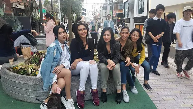 FOTO: LIBUR MUSIM SEMI, WULAN GURITNO DAN SUAMI TERBANG KE 