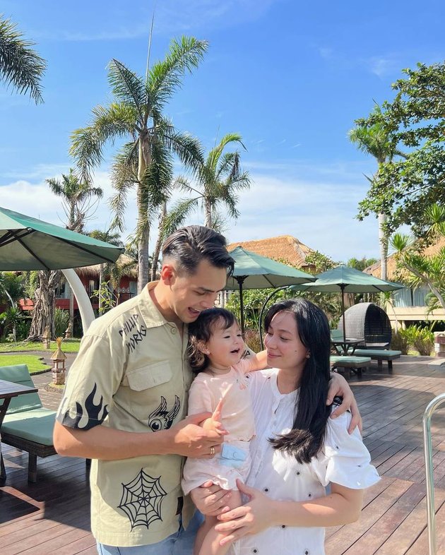 Asmirandah and Jonas Rivanno's Holiday Photos, Chloe Can Pose and Match with Her Parents