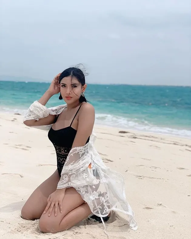 Millendaru Pakai Baju Renang