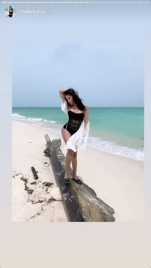 Millendaru Pakai Baju Renang