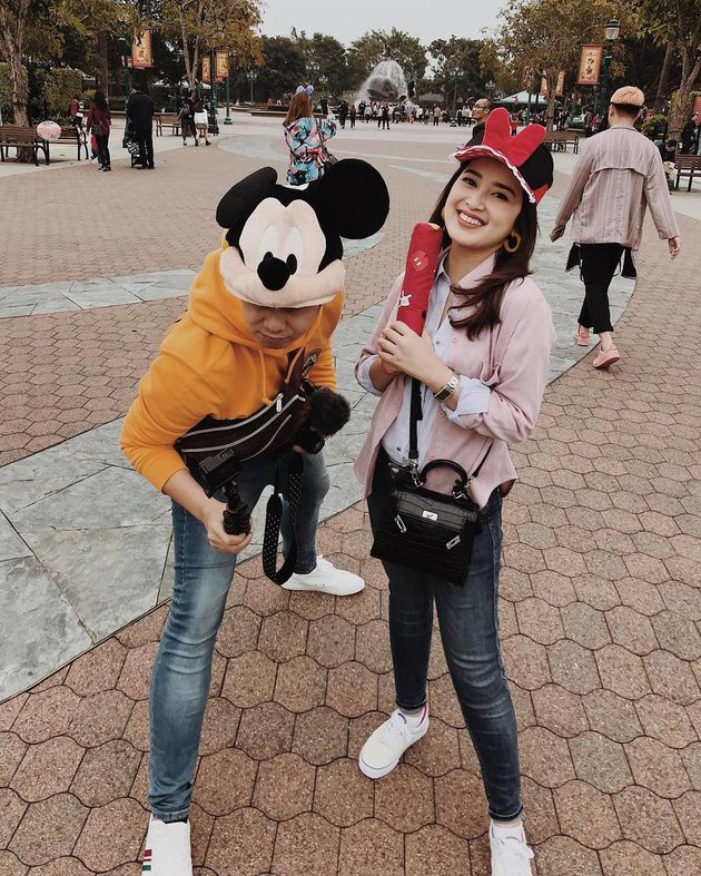 Disney Land selalu menjadi salah satu destinasi yang digemari oleh semua  usia. Termasuk pasangan ini nih yang sedang asyik berpose dengan topi Mickey untuk Handika dan Minnie Mouse untuk Rosiana.