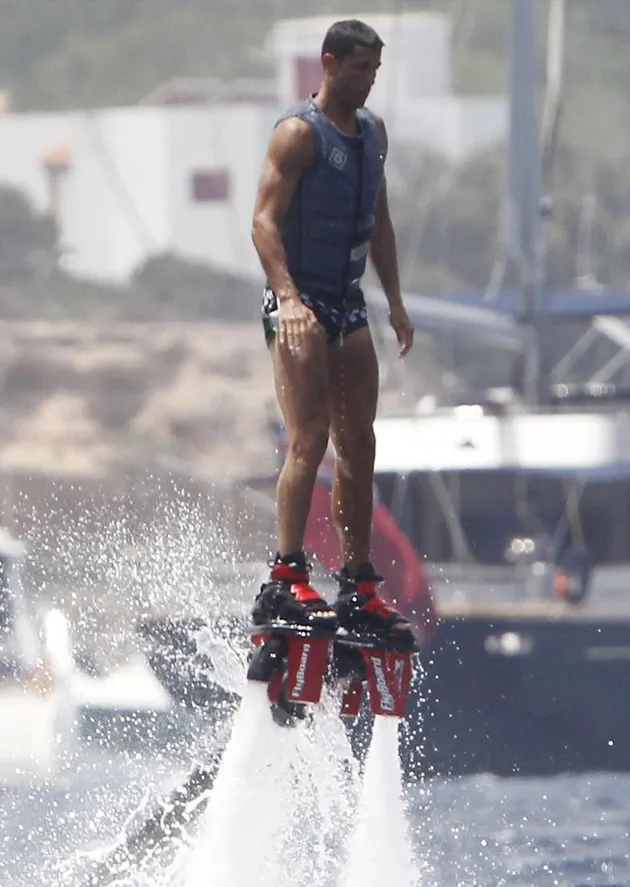 Ronaldo dan Pacar ke Ibiza