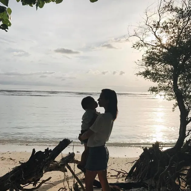Jennifer &amp; Irfan Bachdim Liburan ke Lombok