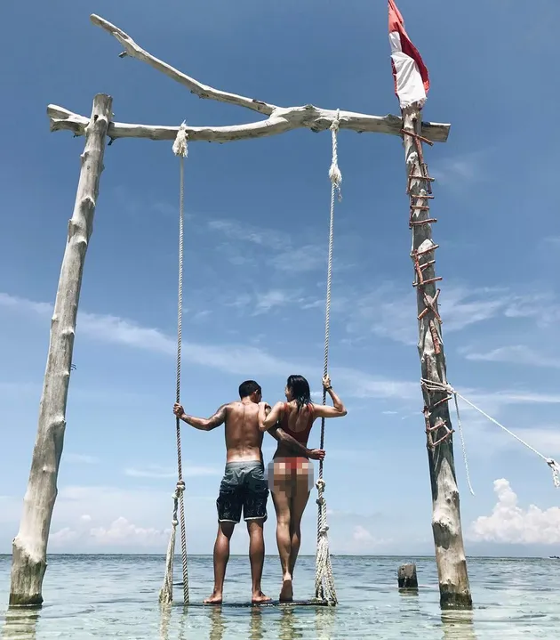 Jennifer &amp; Irfan Bachdim Liburan ke Lombok