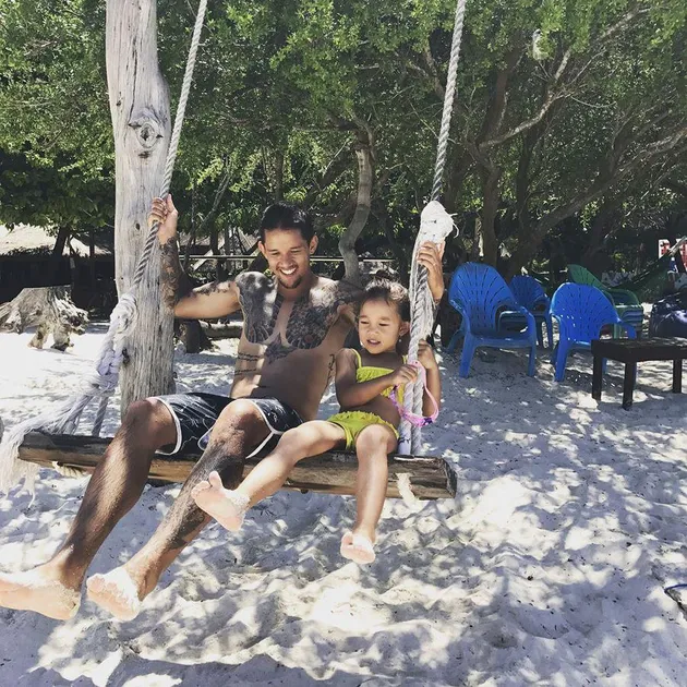 Jennifer &amp; Irfan Bachdim Liburan ke Lombok
