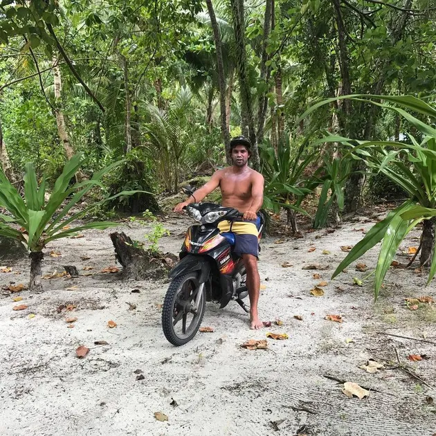 Liam Hemsworth Liburan ke Mentawai