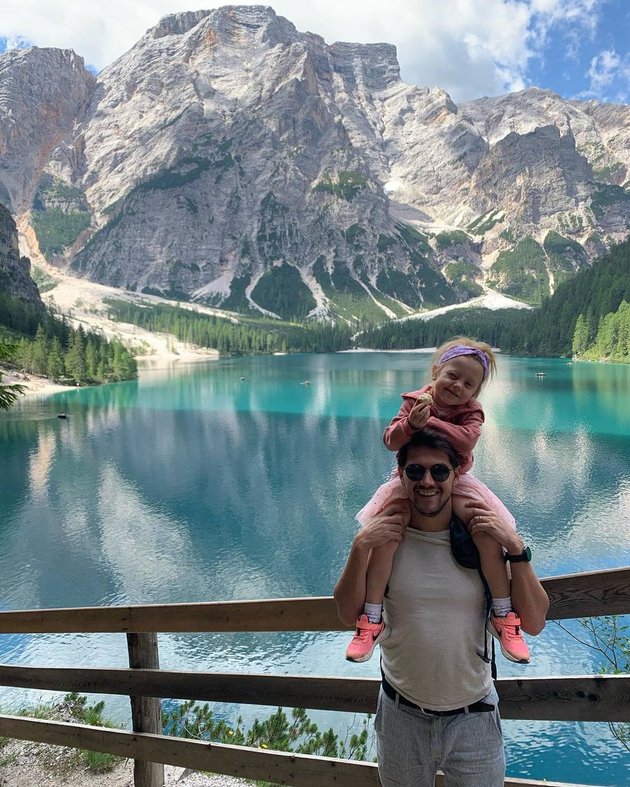 Marissa Nasution's Vacation Photos with Her Two Little Blonde Girls, Enjoying the Beauty of the Lake Like Heaven on Earth