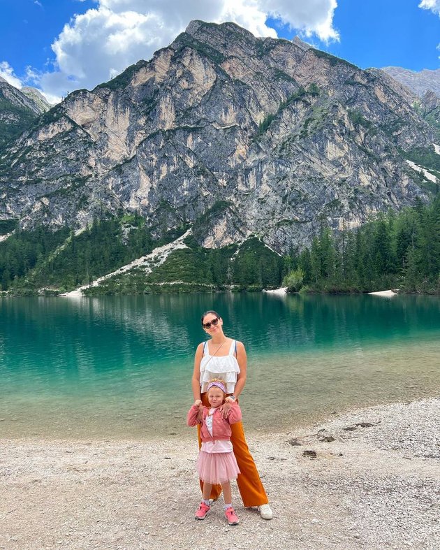 Marissa Nasution's Vacation Photos with Her Two Little Blonde Girls, Enjoying the Beauty of the Lake Like Heaven on Earth