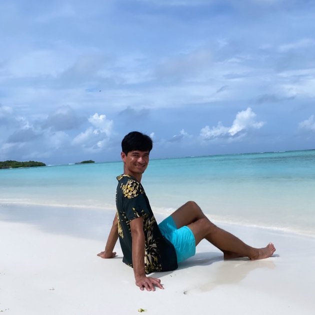 Ragil Mahardika's Vacation Photos with Husband in Maldives, Yoga Kisses to Carrying Each Other