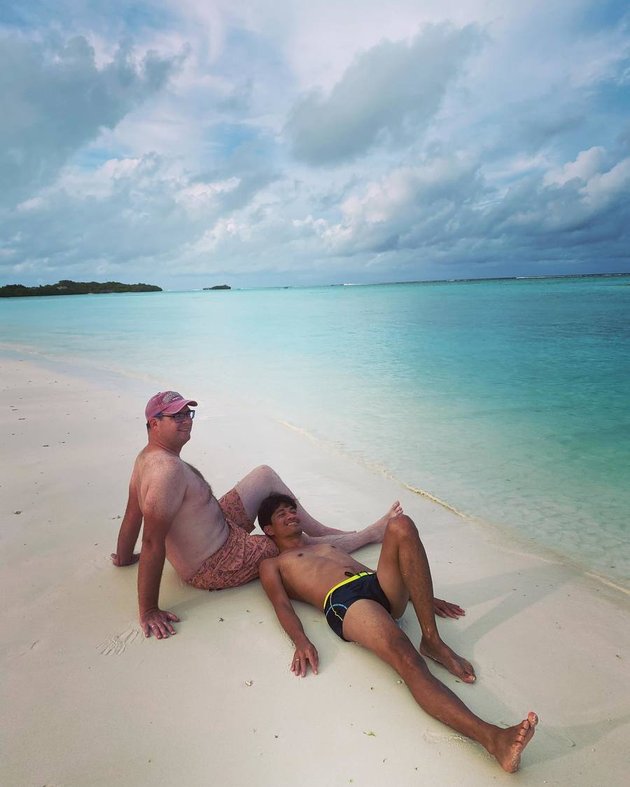 Ragil Mahardika's Vacation Photos with Husband in Maldives, Yoga Kisses to Carrying Each Other