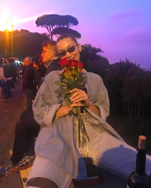 Bella Hadid Liburan ke Italia
