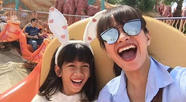 Liburan Mona Ratuliu &amp; Elsa Mayori