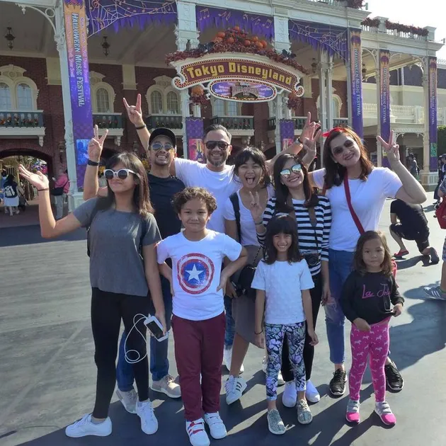 Liburan Mona Ratuliu &amp; Elsa Mayori