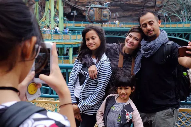 Liburan Mona Ratuliu &amp; Elsa Mayori