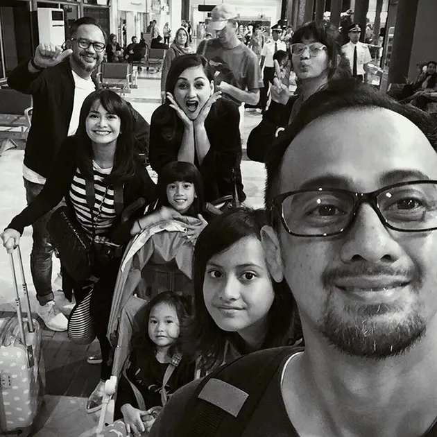 Liburan Mona Ratuliu &amp; Elsa Mayori