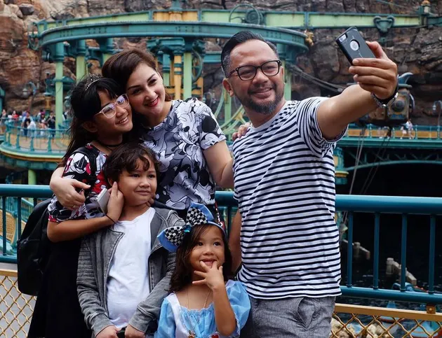 Liburan Mona Ratuliu &amp; Elsa Mayori