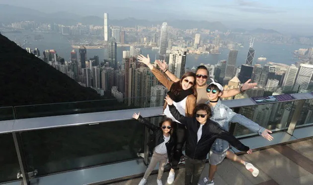 Liburan Keluarga Mona Ratuliu ke Hongkong