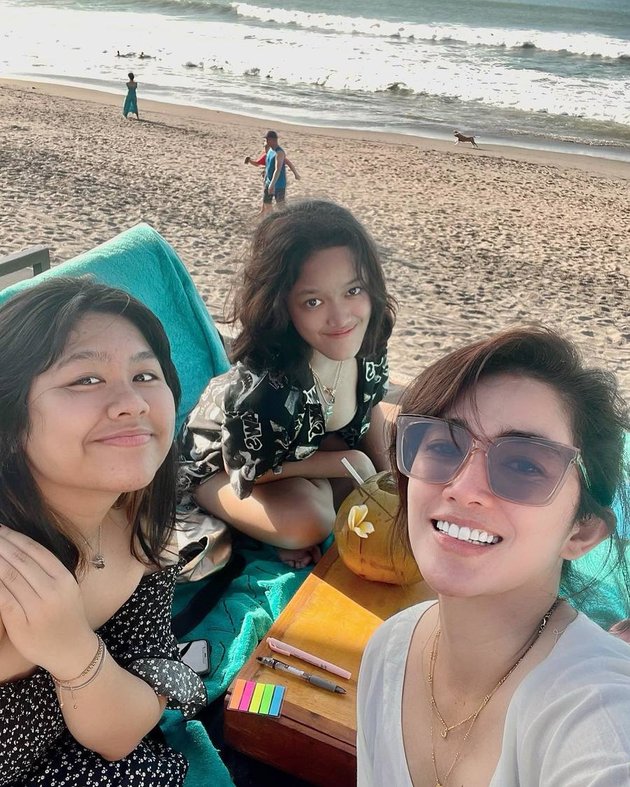 Ussy Sulistiawaty's Holiday Photos Only with Her Two Daughters, Like 3 Teenagers Hanging Out Together