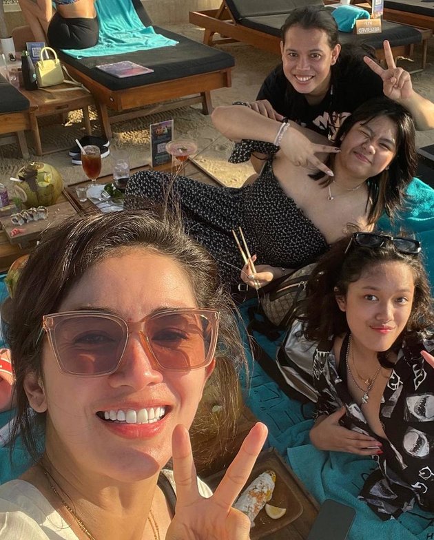 Ussy Sulistiawaty's Holiday Photos Only with Her Two Daughters, Like 3 Teenagers Hanging Out Together