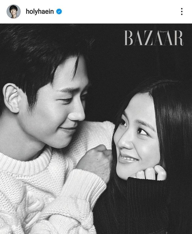 Fans udah mulai baper ketika pemotretan Jung Hae In dan Jisoo dirilis oleh majalah Bazaar Korea. Jung Hae In pun gercep langsung mengunggah fotonya bareng Jisoo.