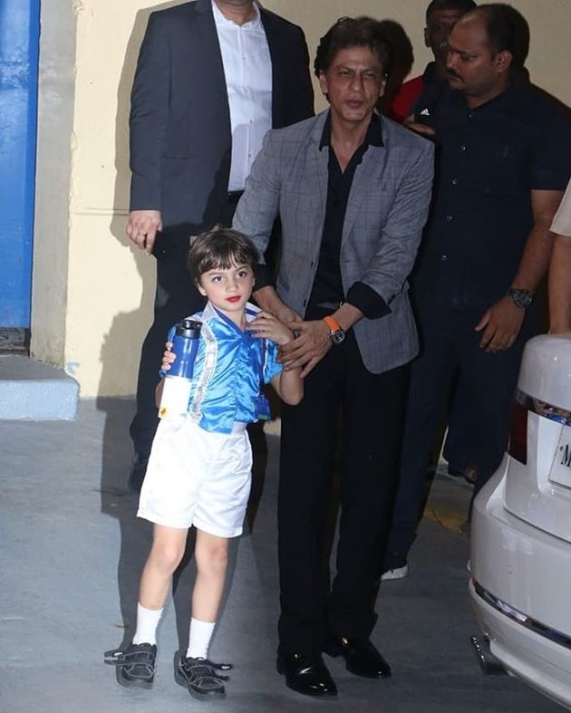 PHOTO Funny AbRam Khan After Performing on Stage at School, Confidently Greets Journalists Wearing Bright Red Lipstick