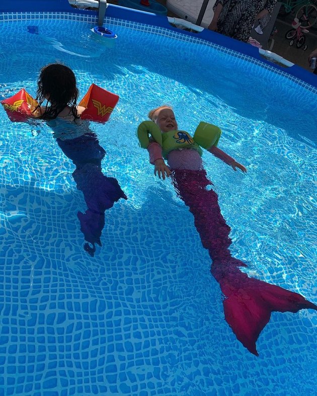 Beberapa waktu lalu, Marissa mengunggah video dan foto Allie kala sedang berenang bersama temannya.