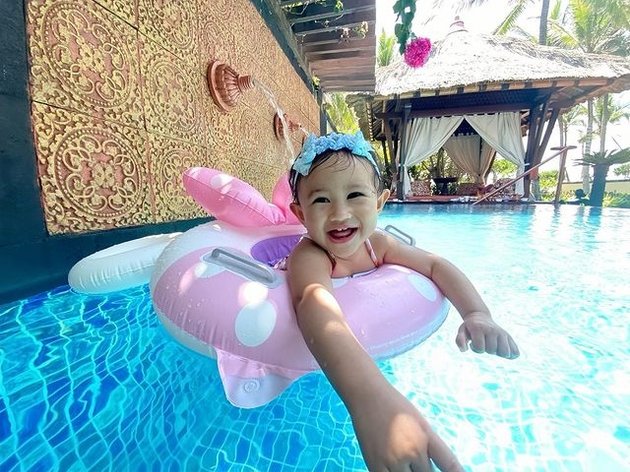 PHOTO Funny Khalisa Kartika Putri's Daughter Wearing Swimsuit, Some Protest Because She Wears a Bikini
