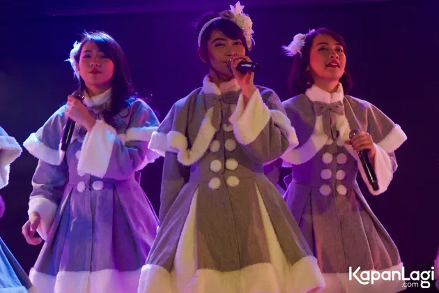 “Bingung juga sih yah, cuman kalau designer. Yah bisa sih bisa sih bisa, cuman lagi mencoba, hanya sekarang planning aku sih selama aku masih di sini masih pengen enjoy dulu sama JKT48,
