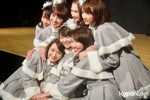 Seakan tak ingin berpisah, para anggota lain dari grup JKT48 ini memeluk Ve dengan erat. Semoga ke depannya masih bisa berhubungan baik dengan member yang lain meski sudah keluar ya, Ve! Semangat!