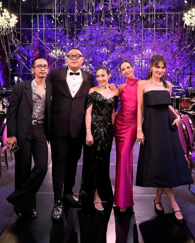 Photo of Luna Maya at Bunga Citra Lestari's Wedding Receives Flower Bouquet, Aming's Comment About Following Suit Becomes the Spotlight