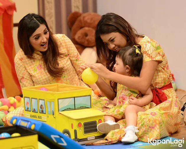 FOTO: MAIN DITIUPKAN BALON OLEH AUREL, BABY ARSY KETAWA 