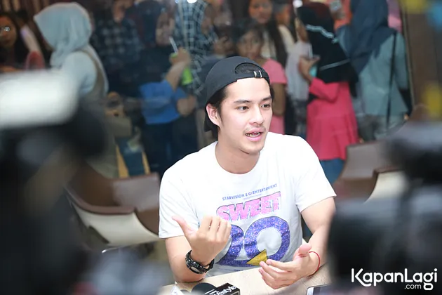 Ketika ditemui di XXI Blok M Squere, Jakarta Selatan, Senin (3/7), aktor tampan Morgan Oey bercerita soal tuntutan perubahan fisik yang harus ia jalani demi perannya dalam film SWEET 20.