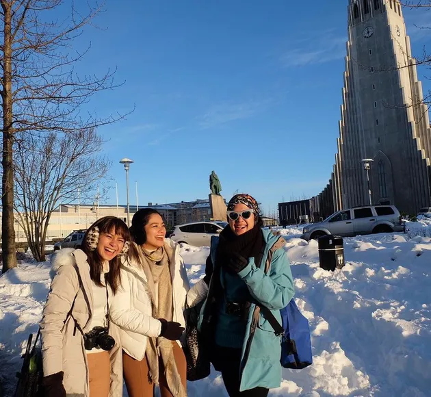 Artis Cantik Liburan Bareng di Islandia