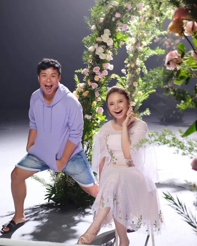 Ryan Ogilvy MUA yang membuat Rossa semakin cantik ini berbagi foto behind the scene saat syuting.